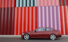 Красный BMW 3 series запечатлен рядом с разноцветной стеной